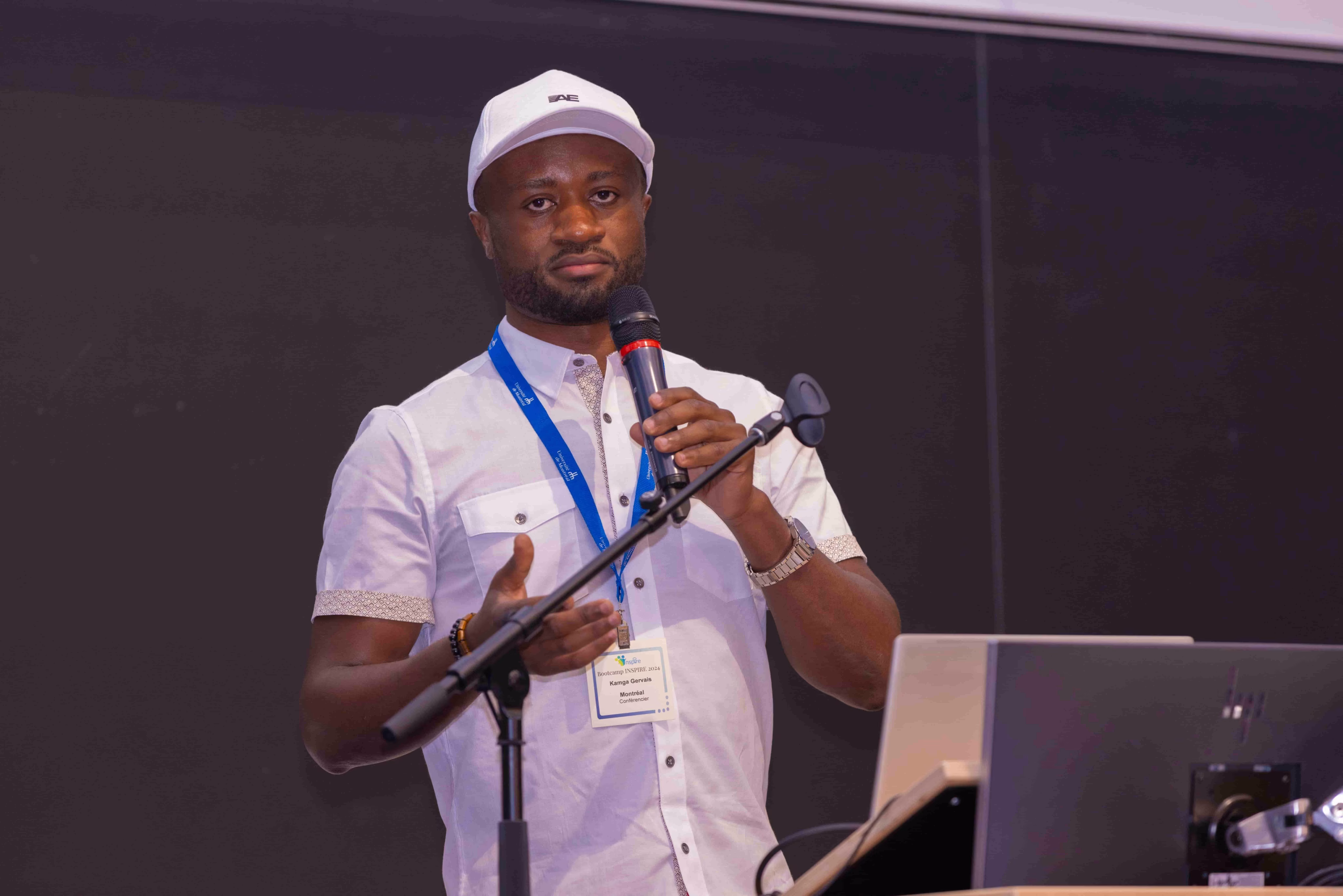 Dr. Gervais Kamga donnant une conférence